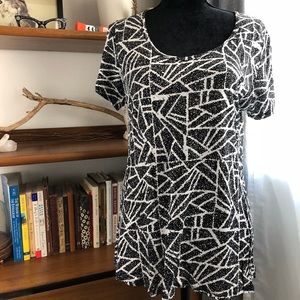 EUC Lularoe Classic Tee Large Black White Print